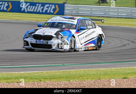 Towcester, Großbritannien. September 2023. Silverstone, Großbritannien am 23. September 2023. Colin Turkington, Team BMW, BMW 330e M Sport während der Kwik Fit British Touring Car Championships (BTCC) in Silverstone, Towcester, Northamptonshire, Großbritannien am 23. September 2023. LFP/Alamy Live News Stockfoto