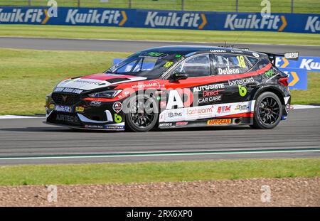 Towcester, Großbritannien. September 2023. Silverstone, Großbritannien am 23. September 2023. Daryl DeLeon, re. Getränke und Bartercard mit Team HARD, Cupra Leon während der Kwik Fit British Touring Car Championships (BTCC) in Silverstone, Towcester, Northamptonshire, Großbritannien am 23. September 2023. LFP/Alamy Live News Stockfoto