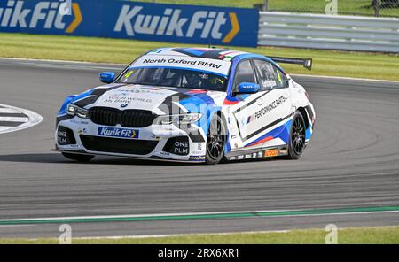 Towcester, Großbritannien. September 2023. Silverstone, Großbritannien am 23. September 2023. Colin Turkington, Team BMW, BMW 330e M Sport während der Kwik Fit British Touring Car Championships (BTCC) in Silverstone, Towcester, Northamptonshire, Großbritannien am 23. September 2023. LFP/Alamy Live News Stockfoto