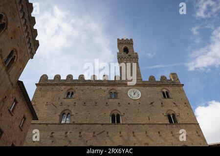 Zentraler Platz der Stadt Volterra, mittelalterlicher Palast Palazzo Dei Priori, Toskana, Italien Stockfoto