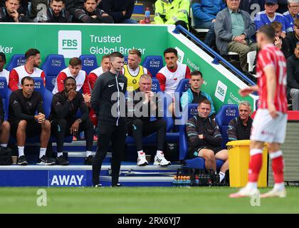 King Power Stadium, Leicester, Großbritannien. September 2023. Der EFL Championship Football, Leicester City versus Bristol City; Bristol City Manager Nigel Pearson schaut auf die Dugout Credit: Action Plus Sports/Alamy Live News Stockfoto