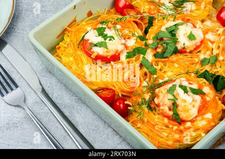 Spaghetti-Nester, gebacken mit Fleischbällchen und Käse in Ofenform Stockfoto