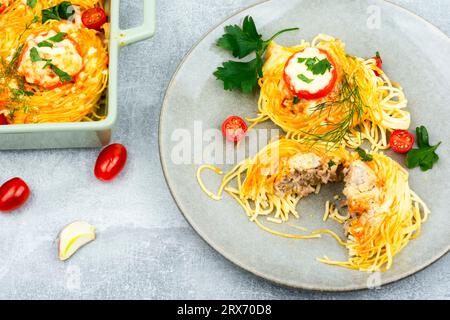 Spaghetti-Nester, gebacken mit Fleischbällchen und Käse Stockfoto