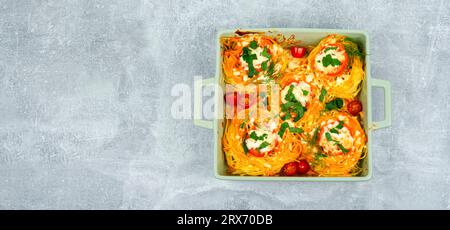 Spaghetti-Nester, gebacken mit Fleischbällchen und Käse in Ofenform. Speicherplatz kopieren Stockfoto