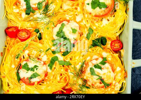 Spaghetti-Nester, gebacken mit Fleischbällchen und Käse. Auflauf Stockfoto