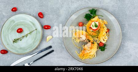 Spaghetti-Nester, gebacken mit Fleischbällchen und Käse Stockfoto