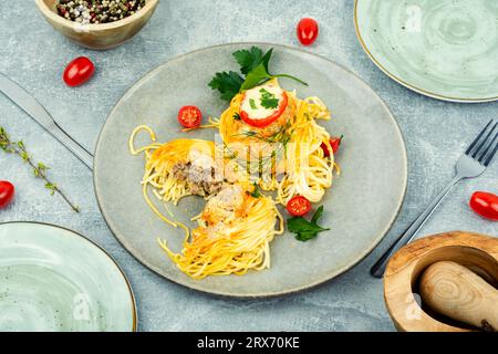 Spaghetti-Nester, gebacken mit Fleischbällchen und Käse Stockfoto