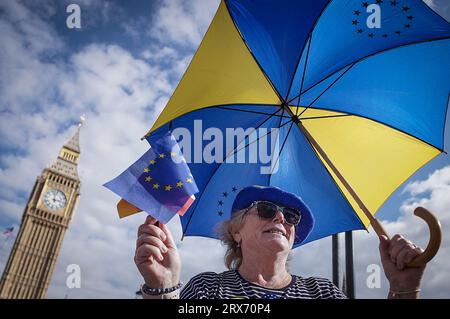 London, Großbritannien. September 2023. Die nationale EU tritt am zweiten März auf dem Parlamentsplatz wieder auf. Hunderte versammeln sich auf dem Platz für eine Kundgebung, um die Unterstützung für den Wiedereintritt Großbritanniens in die Europäische Union zum Ausdruck zu bringen. Ein erster märz fand im Oktober 2022 statt. Guy Corbishley/Alamy Live News Stockfoto