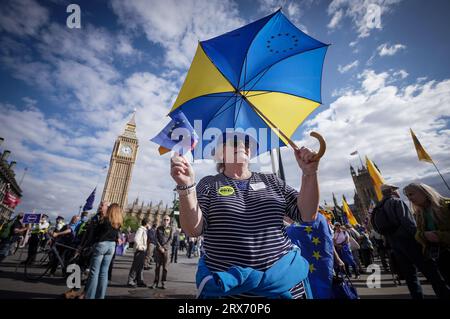 London, Großbritannien. September 2023. Die nationale EU tritt am zweiten März auf dem Parlamentsplatz wieder auf. Hunderte versammeln sich auf dem Platz für eine Kundgebung, um die Unterstützung für den Wiedereintritt Großbritanniens in die Europäische Union zum Ausdruck zu bringen. Ein erster märz fand im Oktober 2022 statt. Guy Corbishley/Alamy Live News Stockfoto