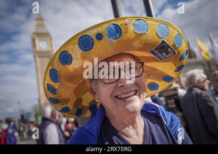 London, Großbritannien. September 2023. Die nationale EU tritt am zweiten März auf dem Parlamentsplatz wieder auf. Hunderte versammeln sich auf dem Platz für eine Kundgebung, um die Unterstützung für den Wiedereintritt Großbritanniens in die Europäische Union zum Ausdruck zu bringen. Ein erster märz fand im Oktober 2022 statt. Guy Corbishley/Alamy Live News Stockfoto