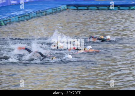 Pontevedra, Galicien, Spanien. September 2023. Pontevedra, Spanien, 23. September 2023: Paratriathleten schwimmen bei den Paratriathlon-Weltmeisterschaften 2023, am 23. September 2023 in Pontevedra, Spanien. (Bild: © Alberto Brevers/Pacific Press über ZUMA Press Wire) NUR REDAKTIONELLE VERWENDUNG! Nicht für kommerzielle ZWECKE! Stockfoto