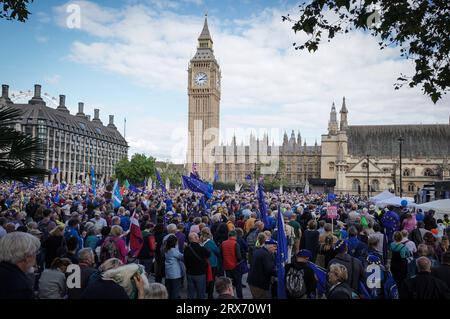 London, Großbritannien. September 2023. Die nationale EU tritt am zweiten März auf dem Parlamentsplatz wieder auf. Hunderte versammeln sich auf dem Platz für eine Kundgebung, um die Unterstützung für den Wiedereintritt Großbritanniens in die Europäische Union zum Ausdruck zu bringen. Ein erster märz fand im Oktober 2022 statt. Guy Corbishley/Alamy Live News Stockfoto