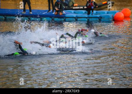 Pontevedra, Galicien, Spanien. September 2023. Pontevedra, Spanien, 23. September 2023: Paratriathleten schwimmen bei den Paratriathlon-Weltmeisterschaften 2023, am 23. September 2023 in Pontevedra, Spanien. (Bild: © Alberto Brevers/Pacific Press über ZUMA Press Wire) NUR REDAKTIONELLE VERWENDUNG! Nicht für kommerzielle ZWECKE! Stockfoto