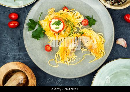 Leckeres Nest von Spaghetti mit Tomaten. Pasta Spaghetti mit Fleischbällchen Stockfoto