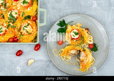 Spaghetti-Nester, gebacken mit Fleischbällchen und Käse Stockfoto