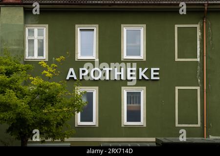 Apotheke Schild an einer alten grünen Gebäudefassade. Deutsches Drogeriehaus mit verwitterter Fassade. Die heruntergekommene Apotheke ist in einem schlechten Zustand. Stockfoto