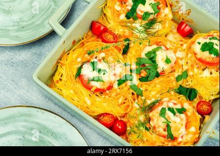 Spaghetti-Nester, gebacken mit Fleischbällchen und Käse in Ofenform Stockfoto