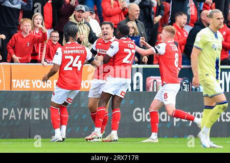 Rotherham, Großbritannien. September 2023. Rotherham United Stürmer Jordan Hugill (10) erzielt ein TOR 1-0 und feiert Rotherham United Verteidiger Cameron Humphreys (24) Rotherham United Mittelfeldspieler Christ Tiehi (27) während des Rotherham United FC gegen Preston North End FC SKY BET EFL Championship Match im Aesseal New York Stadium, Rotherham, Großbritannien am 23. September 2023 Credit: Every Second Media/Alamy Live News Stockfoto