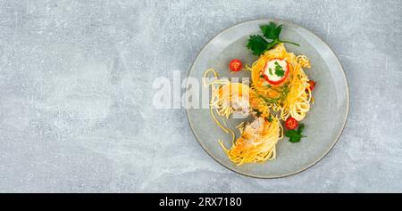 Spaghetti-Nester, gebacken mit Fleischbällchen und Käse. Auflauf, Platz für Text Stockfoto