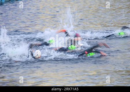 Pontevedra, Galicien, Spanien. September 2023. Pontevedra, Spanien, 23. September 2023: Paratriathleten schwimmen bei den Paratriathlon-Weltmeisterschaften 2023, am 23. September 2023 in Pontevedra, Spanien. (Bild: © Alberto Brevers/Pacific Press über ZUMA Press Wire) NUR REDAKTIONELLE VERWENDUNG! Nicht für kommerzielle ZWECKE! Stockfoto