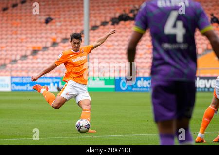 Kenny Dougall #12 von Blackpool wird am 23. September 2023 im Spiel Sky Bet League 1 in Blackpool vs Reading in der Bloomfield Road, Blackpool, Großbritannien (Foto: Steve Flynn/News Images) in Blackpool, Großbritannien, am 23. September 2023 drehen. (Foto von Steve Flynn/News Images/SIPA USA) Stockfoto