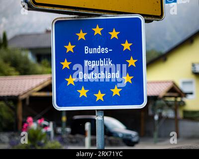 Bundesrepublik Deutschland (Bundesrepublik Deutschland) unterzeichnet an der Grenze zwischen Deutschland und Österreich. Eingabesymbol bei Reisen innerhalb der EU. Stockfoto