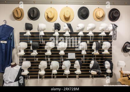 Amish-Hut, der von Männern und Frauen verschiedener Gruppen verwendet wird, wird im Behalt - Amish Mennonite Heritage Center ausgestellt Stockfoto