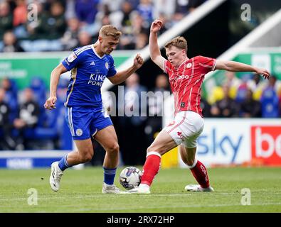 Die Kiernan Dewsbury-Hall von Leicester City (links) und George Tanner von Bristol City kämpfen beim Sky Bet Championship Match im King Power Stadium in Leicester um den Ball. Bilddatum: Samstag, 23. September 2023. Stockfoto