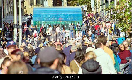 Glasgow, Schottland, Großbritannien. September 2023. Wetter in Großbritannien: Ein trockener Tag, an dem die sonnigen Einheimischen und Touristen am Ende des Sommers in der stilvollen schottischen buchanan Street einkaufen gehen. Credit Gerard Ferry/Alamy Live News Stockfoto