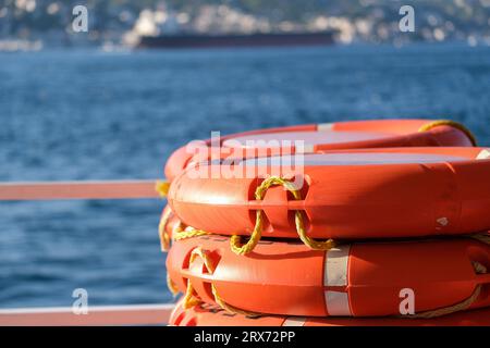 Rettungsrettungsausrüstung im Boot mit Meereshintergrund. Selektiver Fokus eingeschlossen. Offener Bereich. Stockfoto