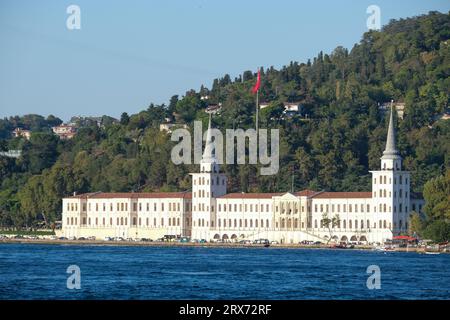 Kuleli Military High School Panoramaaussicht von außen mit Wald vom Bosporus Marmarameer. Kuleli Asker Lisesi ist Muttersprache. Stockfoto