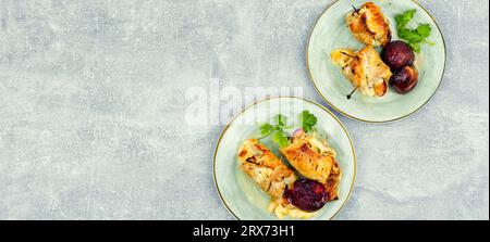 Leckere Fleischbrötchen mit Pflaumenfüllung. Speicherplatz kopieren Stockfoto
