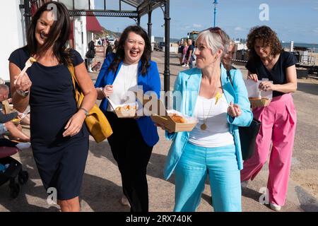 LibDem stellvertretende Vorsitzende Daisy Cooper (Mitte rechts) und Liberal Democrat Chief Whip Wendy Chamberlain (ganz rechts) werden am ersten Tag der Liberaldemokraten-Konferenz von Parlamentskandidaten an der Küste in Bournemouth begleitet. Bilddatum: Samstag, 23. September 2023. Stockfoto