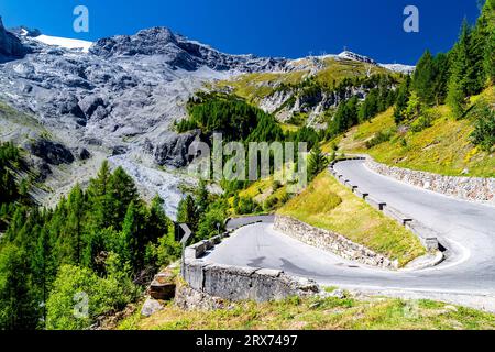 Serpentinenstraße am Stilfserjoch in Südtirol, Italien Stockfoto