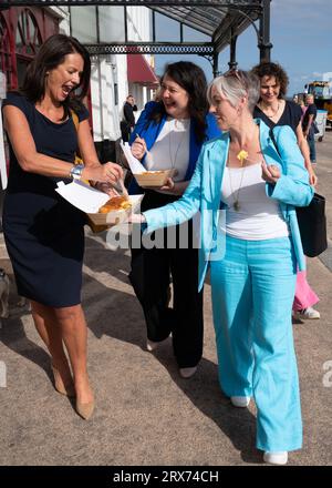 LibDem stellvertretende Vorsitzende Daisy Cooper (vorne rechts) wird am ersten Tag der Liberaldemokraten-Konferenz von Parlamentskandidaten an der Küste in Bournemouth begleitet. Bilddatum: Samstag, 23. September 2023. Stockfoto