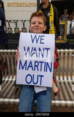 Southend on Sea, Großbritannien. September 2023. Ein junger Demonstrant hält während einer öffentlichen Demonstration in der Nähe des Unterhaltungsviertels von Southend ein Schild mit der Aufschrift „WIR WOLLEN MARTIN RAUS“, was die Unzufriedenheit der Bevölkerung mit der Führung des Vorsitzenden von Southend United, Ron Martin, widerspiegelt. Southend United-Unterstützer protestieren gegen den derzeitigen Besitzer des Clubs, Ron Martin. Penelope Barritt/Alamy Live News Stockfoto
