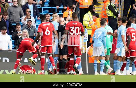 MANCHESTER, GROSSBRITANNIEN. September 2023. Schiedsrichter Anthony Taylor zeigt Rodri von Manchester City die rote Karte während des Spiels in der Premier League im ETIHAD STADIUM in MANCHESTER. Das Bild sollte lauten: Andrew Yates/Sportimage Credit: Sportimage Ltd/Alamy Live News Stockfoto