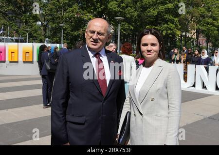 Vereinte Nationen, New York, USA, 20. September 2023 - Svetlana Tikhanovskaya, eine belarussische politische Aktivistin, besucht das Hauptquartier der Vereinten Nationen in New York City zu einem Treffen während der UNGA78th. Polnischer Außenminister Zbigniew Rau spricht mit Swetlana Tikhanovskaja. Foto: Luiz Rampelotto/EuropaNewswire Stockfoto