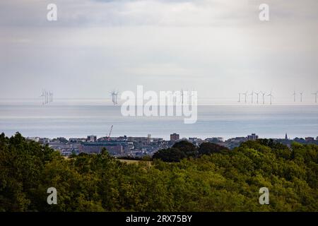 Blick vom Cissury Ring in Richtung Süden nach Worthing und zum Offshore-Windpark. Stockfoto