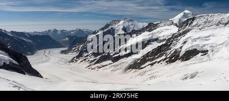 Aletschgletscherpanorama vom Jungfraujoch aus in Richtung Dreieckhorn in der Mitte das Aletschhorn rechts das Eggishorn im Stockfoto