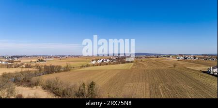 Ein Blick aus der Vogelperspektive auf rollende, erntete Farmlandschaften im ländlichen Amerika an einem sonnigen Wintertag Stockfoto
