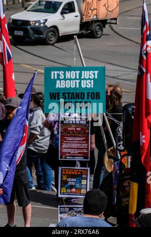 Melbourne, Australien. September 2023. Schilder, die während der „No to the Voice“-Kundgebung in Melbourne, Victoria, zu sehen sind. Hunderte von Viktorianern versammelten sich, um die ABLEHNUNG des Referendums über die australische indigene Stimme 2023 zu unterstützen, das Australier am 14. Oktober 2023 zu den Wahlurnen bringen sollte. Quelle: SOPA Images Limited/Alamy Live News Stockfoto