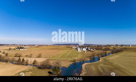 Ein Blick aus der Vogelperspektive auf rollende, erntete Farmlandschaften im ländlichen Amerika an einem sonnigen Wintertag Stockfoto