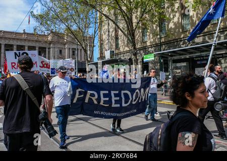 Melbourne, Australien. September 2023. Aktivisten, die während der „No to the Voice“-Kundgebung in Melbourne, Victoria, ein großes „Freedom“-Banner halten. Hunderte von Viktorianern versammelten sich, um die ABLEHNUNG des Referendums über die australische indigene Stimme 2023 zu unterstützen, das Australier am 14. Oktober 2023 zu den Wahlurnen bringen sollte. Quelle: SOPA Images Limited/Alamy Live News Stockfoto