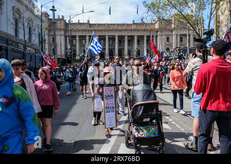 Melbourne, Australien. September 2023. Junge Aktivisten halten Plakate, auf denen ihre Meinung während der „No to the Voice“-Kundgebung in Melbourne, Victoria, zum Ausdruck gebracht wird. Hunderte von Viktorianern versammelten sich, um die ABLEHNUNG des Referendums über die australische indigene Stimme 2023 zu unterstützen, das Australier am 14. Oktober 2023 zu den Wahlurnen bringen sollte. Quelle: SOPA Images Limited/Alamy Live News Stockfoto