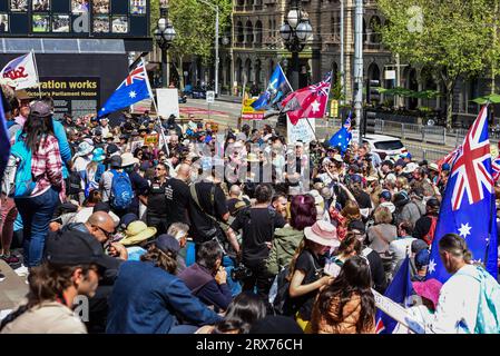 Melbourne, Australien. September 2023. Aktivisten sahen, wie sie während der „No to the Voice“-Kundgebung in Melbourne, Victoria, entlang der Bourke Street marschierten. Hunderte von Viktorianern versammelten sich, um die ABLEHNUNG des Referendums über die australische indigene Stimme 2023 zu unterstützen, das Australier am 14. Oktober 2023 zu den Wahlurnen bringen sollte. Quelle: SOPA Images Limited/Alamy Live News Stockfoto