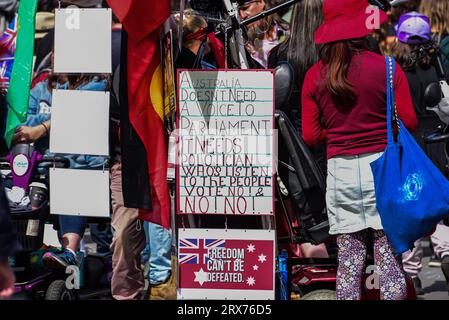 Melbourne, Australien. September 2023. Schilder, die während der „No to the Voice“-Kundgebung in Melbourne, Victoria, zu sehen sind. Hunderte von Viktorianern versammelten sich, um die ABLEHNUNG des Referendums über die australische indigene Stimme 2023 zu unterstützen, das Australier am 14. Oktober 2023 zu den Wahlurnen bringen sollte. Quelle: SOPA Images Limited/Alamy Live News Stockfoto