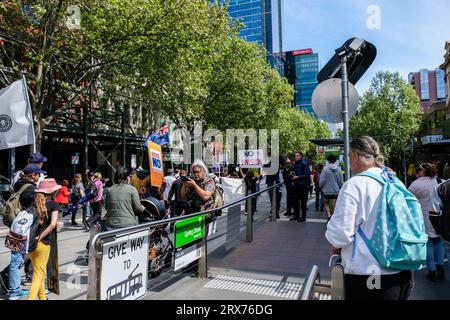 Melbourne, Australien. September 2023. Aktivisten marschieren auf den Straßenbahnschienen durch die Straßenbahnhaltestelle während der „No to the Voice“-Kundgebung in Melbourne, Victoria. Hunderte von Viktorianern versammelten sich, um die ABLEHNUNG des Referendums über die australische indigene Stimme 2023 zu unterstützen, das Australier am 14. Oktober 2023 zu den Wahlurnen bringen sollte. Quelle: SOPA Images Limited/Alamy Live News Stockfoto