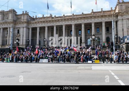 Melbourne, Australien. September 2023. Aktivisten versammeln sich vor dem Parlament von Victoria während der „No to the Voice“-Kundgebung in Melbourne, Victoria. Hunderte von Viktorianern versammelten sich, um die ABLEHNUNG des Referendums über die australische indigene Stimme 2023 zu unterstützen, das Australier am 14. Oktober 2023 zu den Wahlurnen bringen sollte. Quelle: SOPA Images Limited/Alamy Live News Stockfoto
