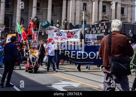 Melbourne, Australien. September 2023. Aktivisten mit Flaggen und Bannern, die während der „No to the Voice“-Kundgebung in Melbourne, Victoria, die Bourke Street im Geschäftsviertel von Melbourne entlangmarschieren sehen. Hunderte von Viktorianern versammelten sich, um die ABLEHNUNG des Referendums über die australische indigene Stimme 2023 zu unterstützen, das Australier am 14. Oktober 2023 zu den Wahlurnen bringen sollte. Quelle: SOPA Images Limited/Alamy Live News Stockfoto